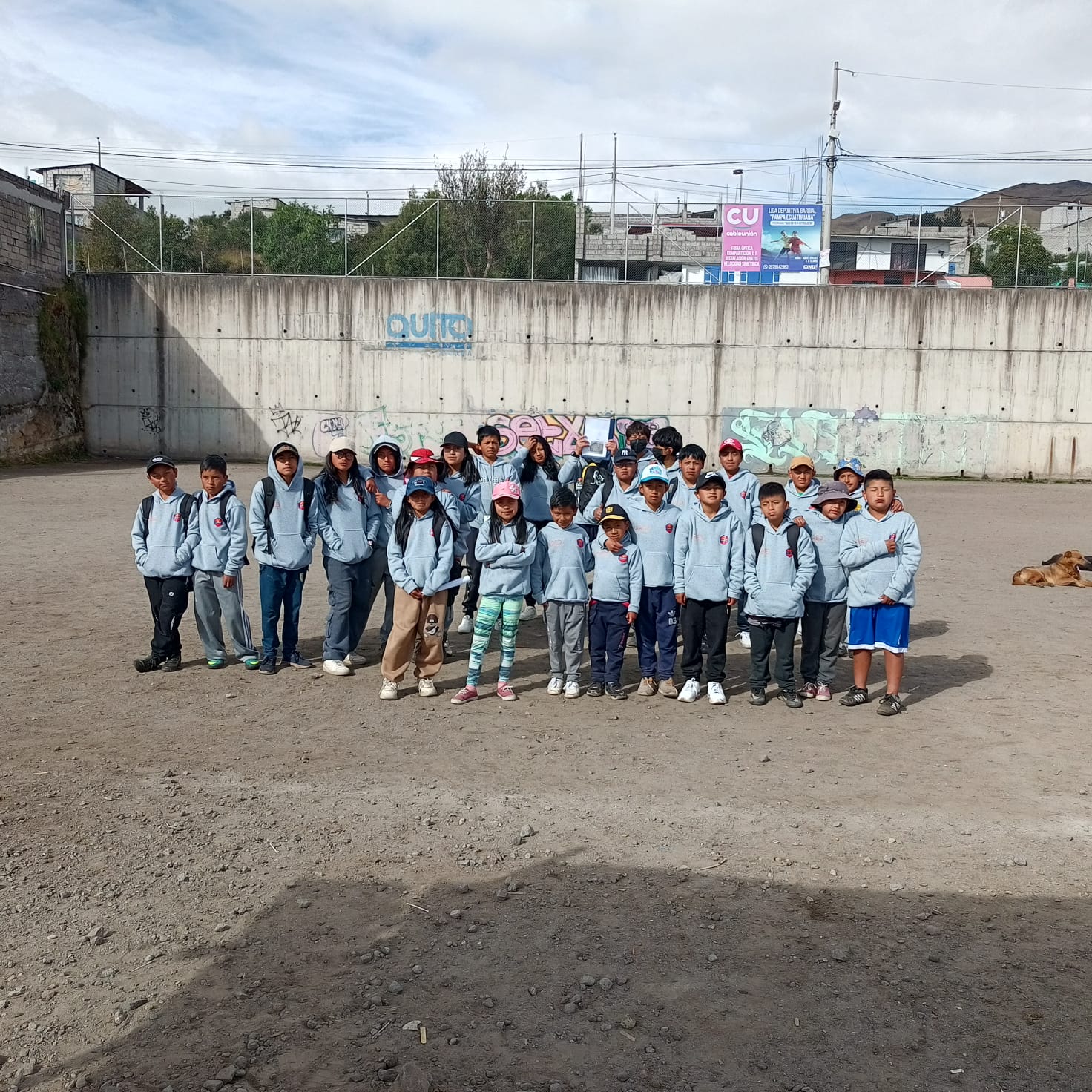 Grupo de niños con uniformes en entrenamiento