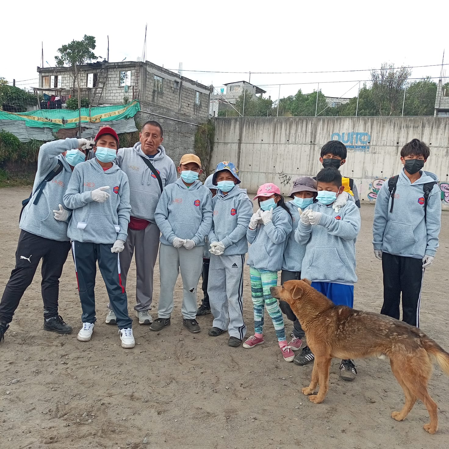 Entrenamiento grupal en cancha