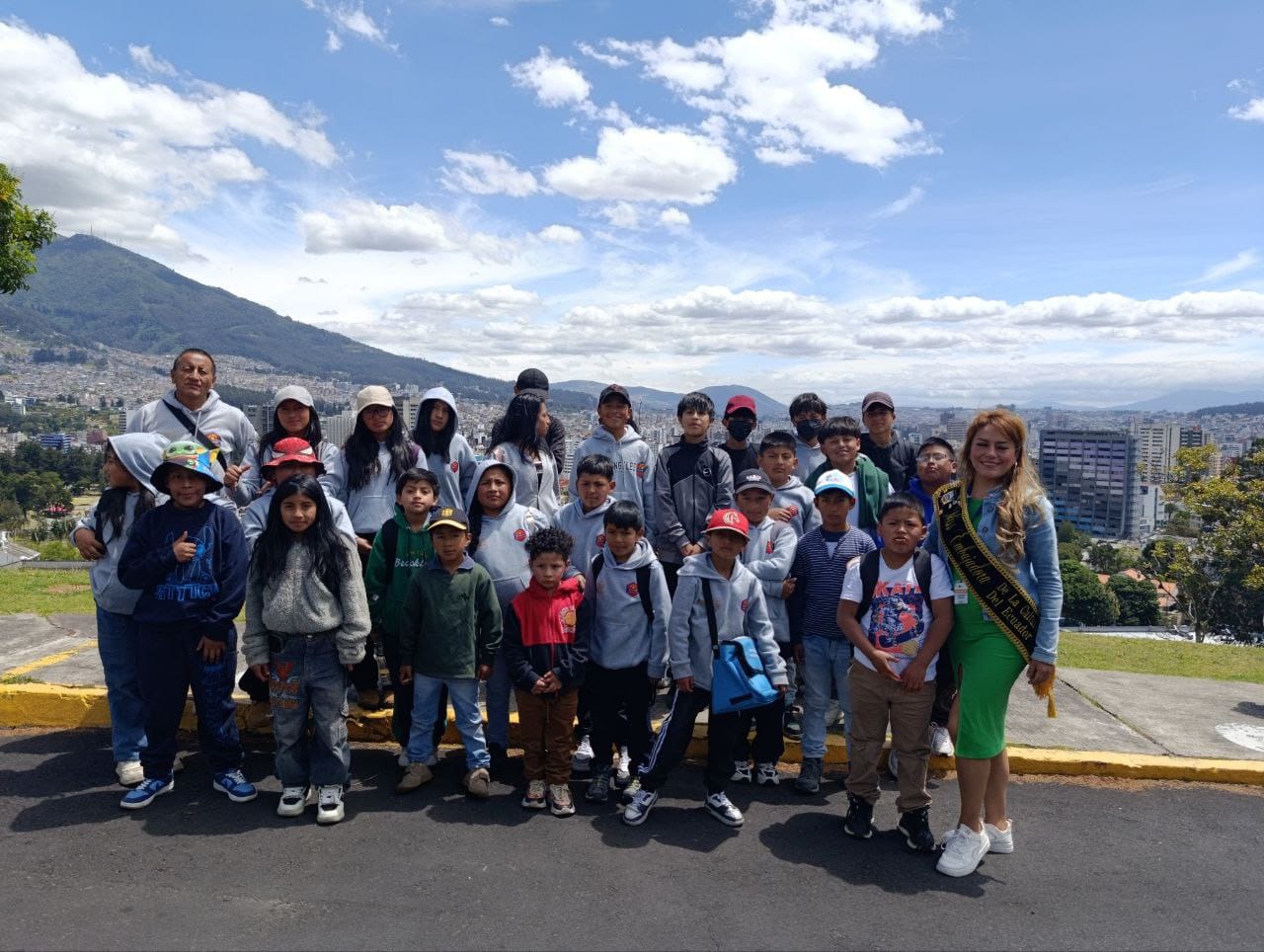 Grupo con vista panorámica de Quito